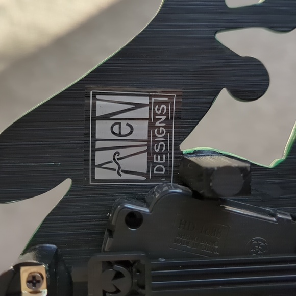 Allen Designs Frog Fly Battery Clock - Picture 3 of 6